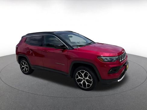 Used 2025 Jeep Compass Limited AWD/4WD image 2