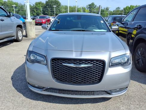 Used 2018 Chrysler 300 S RWD image 2
