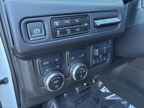 Used 2024 GMC Yukon XL Denali Ultimate AWD/4WD image 15