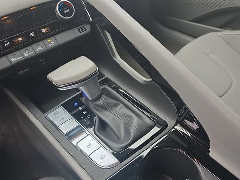 Used 2025 Hyundai Elantra SEL image 24