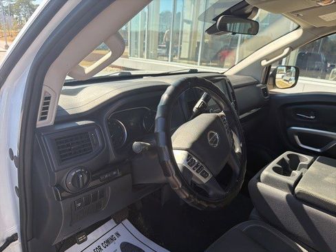 Used 2022 Nissan Titan SV image 13