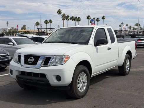 Used 2018 Nissan Frontier SV image 2