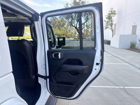 Used 2018 Jeep Wrangler Unlimited Sahara AWD/4WD image 13