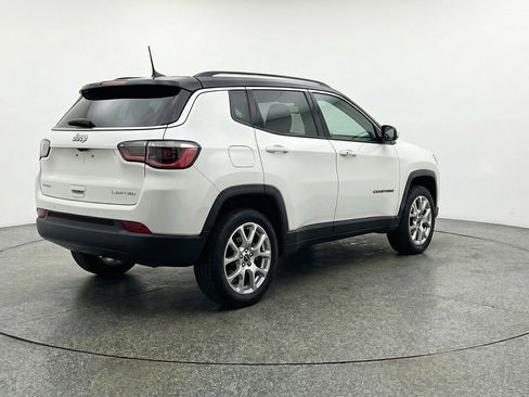 Used 2025 Jeep Compass Limited image 9