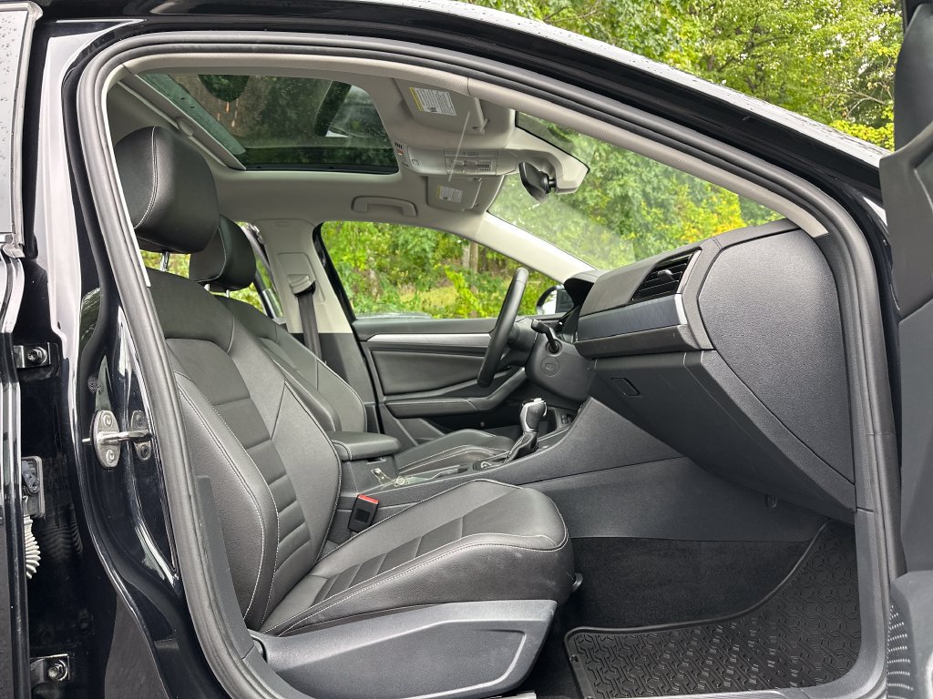 Certified 2024 Volkswagen Jetta SE w/ Panoramic Sunroof Package FWD image 21
