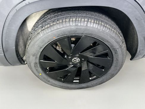 Used 2025 Volkswagen Atlas SE image 11