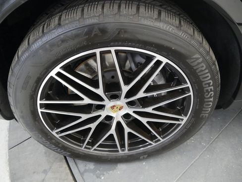 Certified 2024 Porsche Cayenne image 13