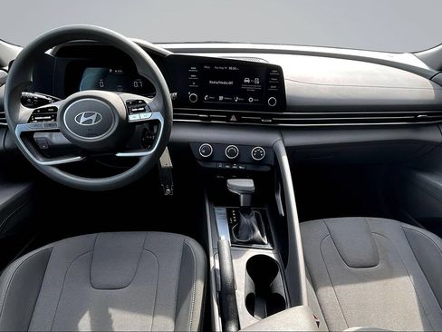 Used 2025 Hyundai Elantra SE FWD image 6