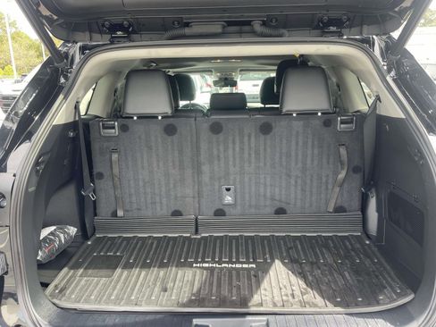 Used 2023 Toyota Highlander XLE image 9