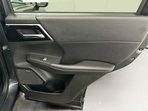 Used 2025 Mitsubishi Outlander SE image 33