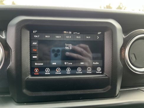 Used 2021 Jeep Wrangler Unlimited Sahara image 25