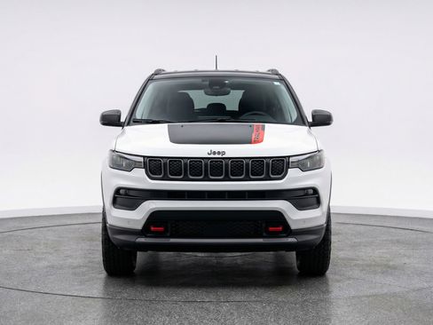 Used 2025 Jeep Compass Trailhawk image 2