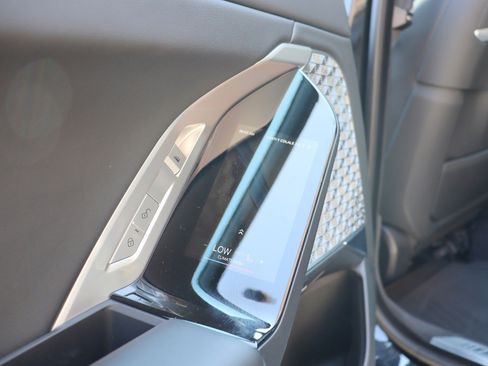 Used 2023 BMW i7 xDrive60 AWD/4WD image 36