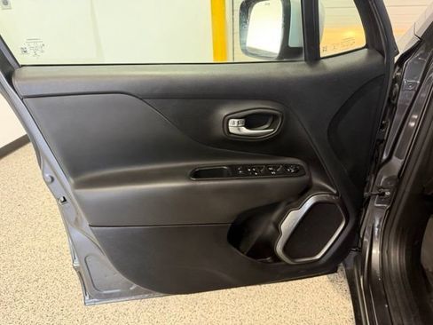 Used 2018 Jeep Renegade Limited AWD/4WD image 8