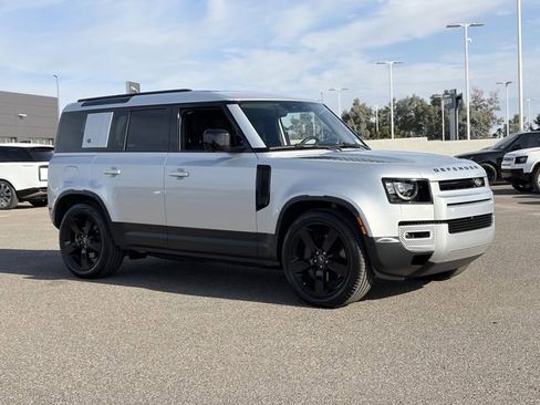 Used 2023 Land Rover Defender 110 SE image 4