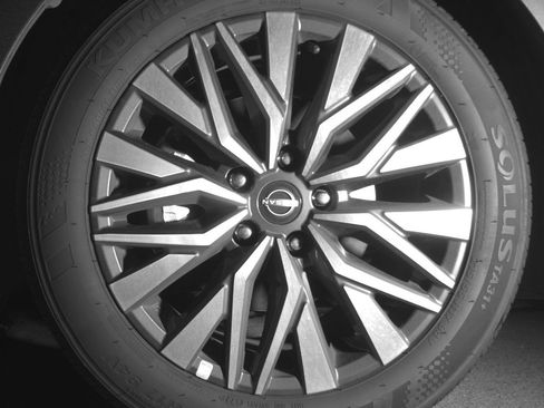 Used 2025 Nissan Altima 2.5 SV FWD image 12