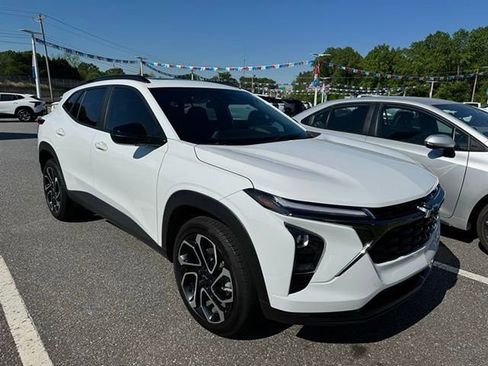 Used 2025 Chevrolet Trax RS w/ Sunroof Package image 1