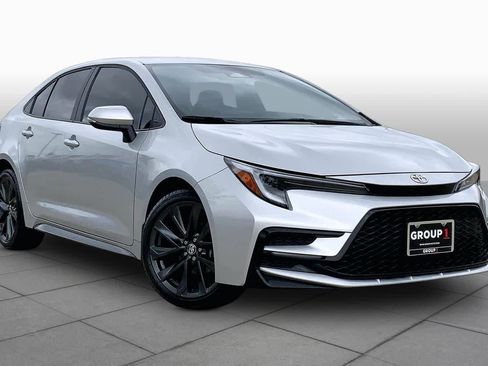 Used 2025 Toyota Corolla SE image 3