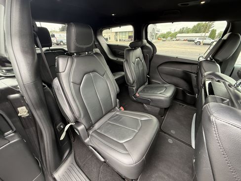 Used 2018 Chrysler Pacifica Touring-L Plus w/ S Appearance Package FWD image 16