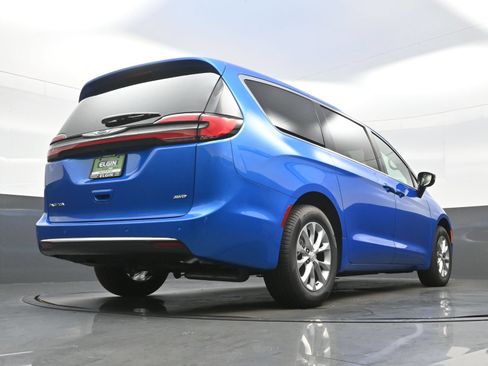 New 2026 Chrysler Pacifica Select AWD/4WD image 19