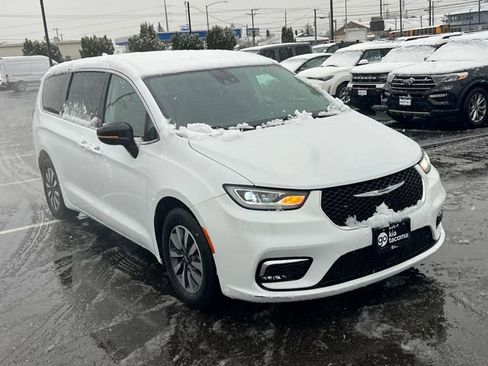 Used 2024 Chrysler Pacifica Limited FWD image 5
