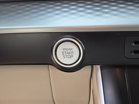 Used 2024 Kia Carnival LX image 25