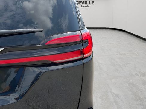 Used 2023 Chrysler Pacifica Touring-L FWD image 5