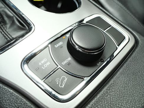 Used 2020 Jeep Grand Cherokee Limited AWD/4WD image 30