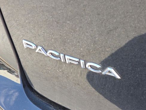 Used 2023 Chrysler Pacifica Touring-L FWD image 45