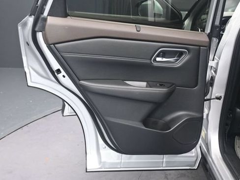 Used 2021 Nissan Rogue SV w/ Premium Package FWD image 17