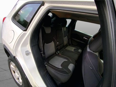 Used 2014 Jeep Cherokee Sport FWD image 19