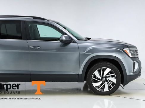 Used 2025 Volkswagen Atlas SE w/ Panoramic Sunroof Package FWD image 12