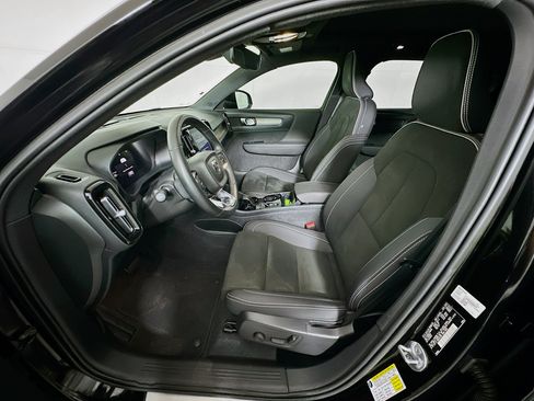 Used 2023 Volvo XC40 B4 Plus FWD image 13