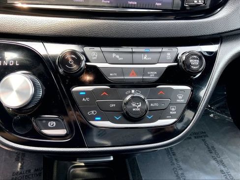 Used 2025 Chrysler Pacifica Select FWD image 37
