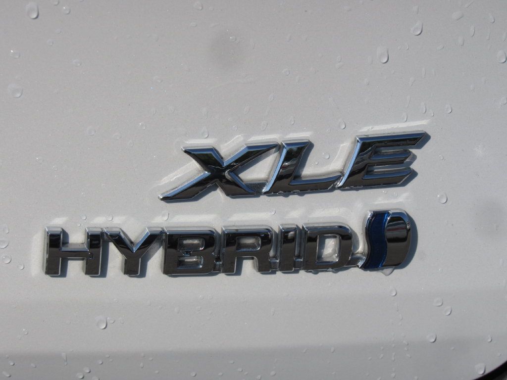 Certified 2024 Toyota Sienna XLE FWD image 8