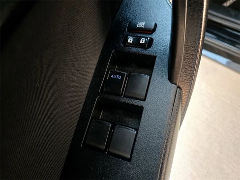 Used 2019 Toyota Corolla LE image 30