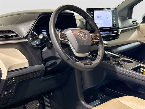 Used 2021 Toyota Sienna XLE image 7