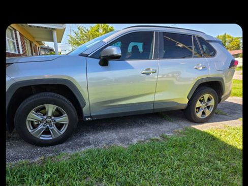 Used 2022 Toyota RAV4 XLE w/ Convenience Package FWD image 2