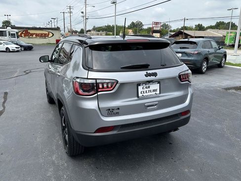 Used 2022 Jeep Compass Latitude w/ Sun and Sound Group AWD/4WD image 9