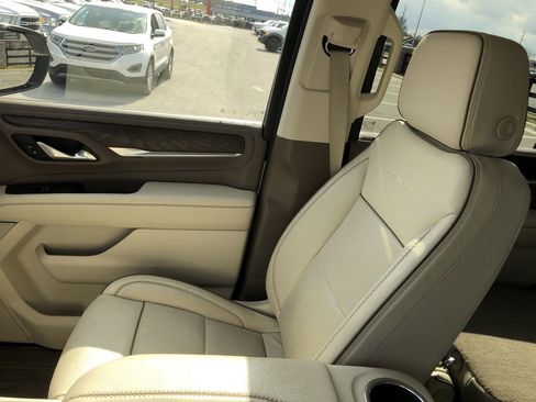 Used 2021 GMC Yukon Denali w/ Denali Premium Package image 24