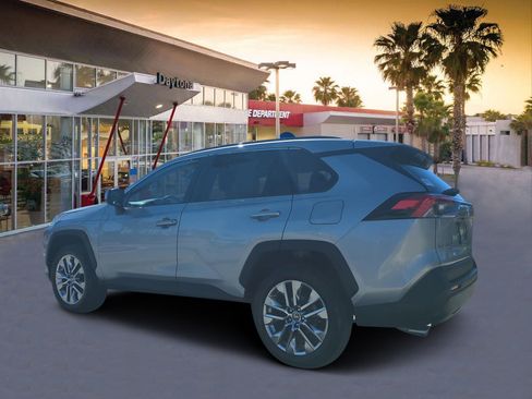 Used 2021 Toyota RAV4 XLE Premium image 5