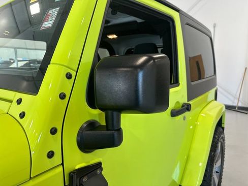 Used 2017 Jeep Wrangler Sahara w/ Connectivity Group AWD/4WD image 10