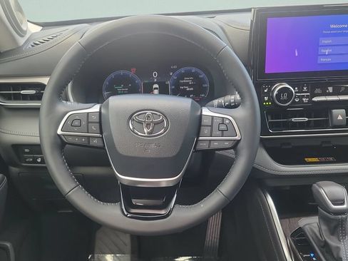 Certified 2026 Toyota Highlander Limited AWD/4WD image 12