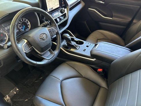 Used 2023 Toyota Highlander XLE FWD image 4