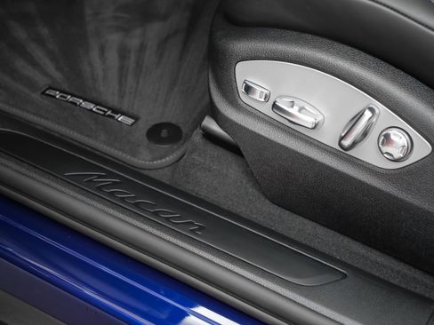 Used 2025 Porsche Macan image 25