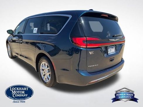 Used 2023 Chrysler Pacifica Touring-L image 5