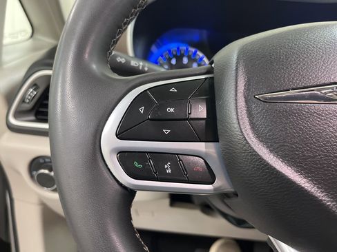 Used 2022 Chrysler Voyager LX image 24