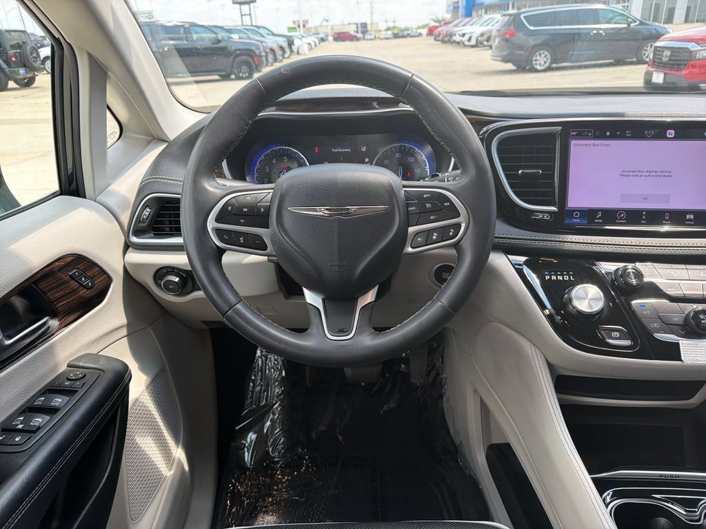 Used 2023 Chrysler Pacifica Limited FWD image 13