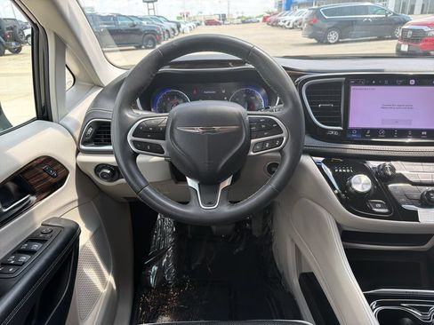 Used 2023 Chrysler Pacifica Limited FWD image 13