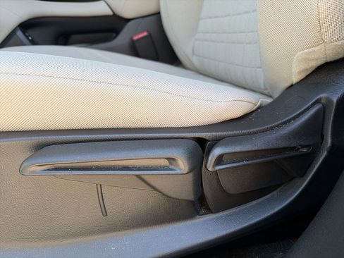 Used 2025 Honda HR-V LX image 23